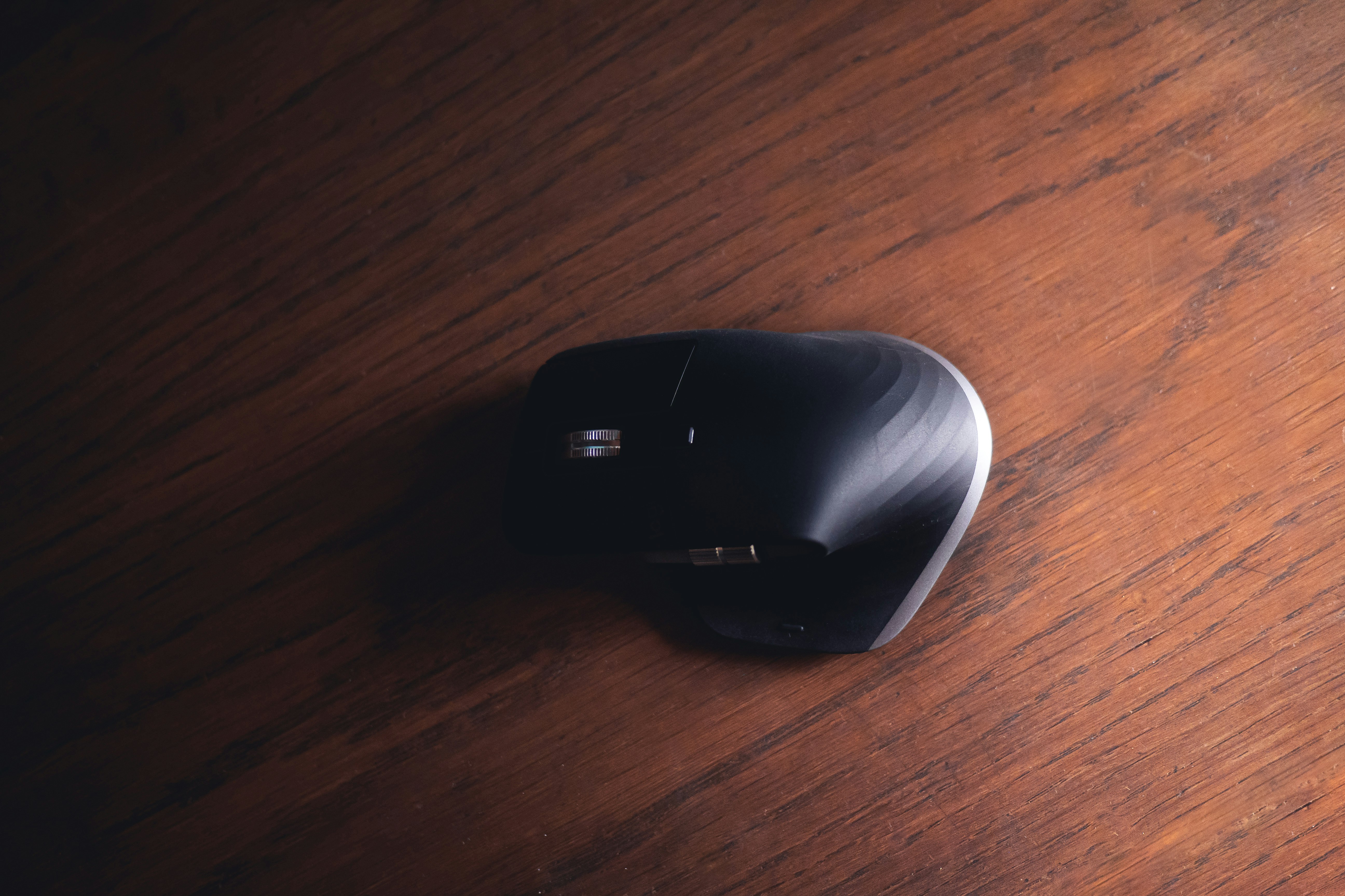 black and white cordless computer mouse